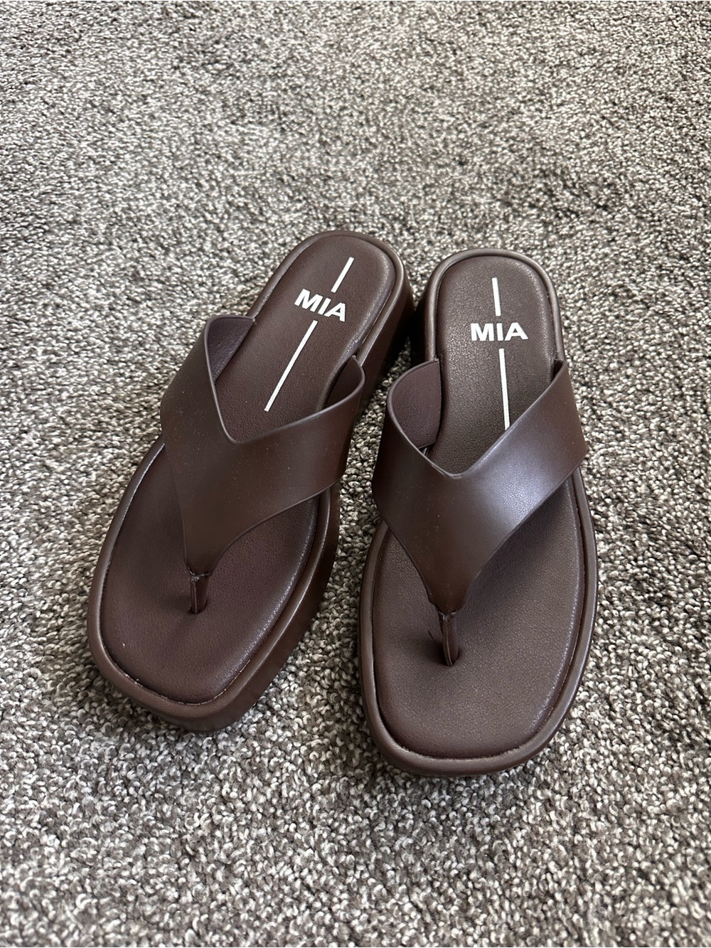 MIA women’s Brown Leather-Look Thong Sandals